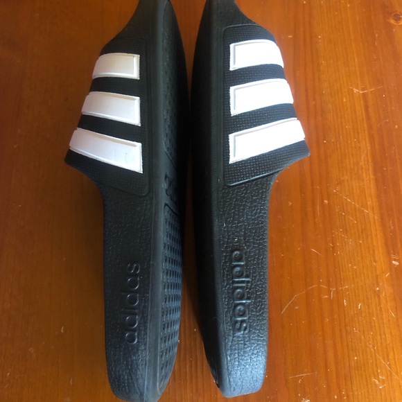 Kids adidas slide - Picture 2 of 4